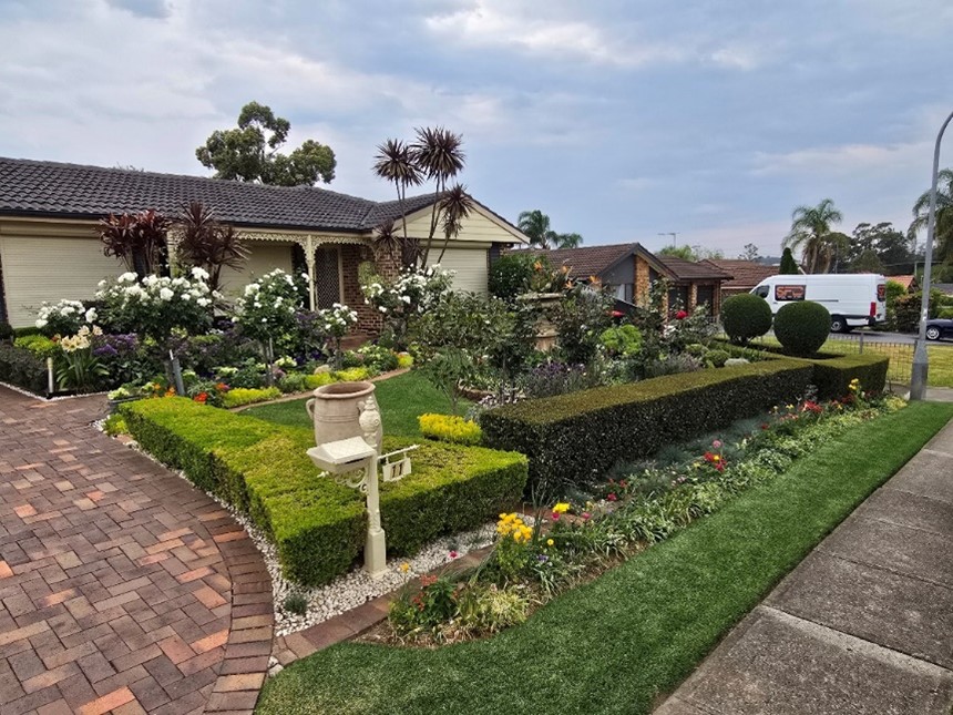 Well-maintained garden with manicured hedges and colorful flower beds by James Vella from Prospect, a finalist in the 2024 Sydney Royal Flower and Garden Competition.